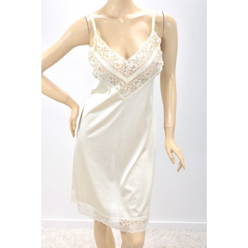 Vintage Full Slip size 38 Creamy Soft Nylon Beautiful Wide Lace at Bust